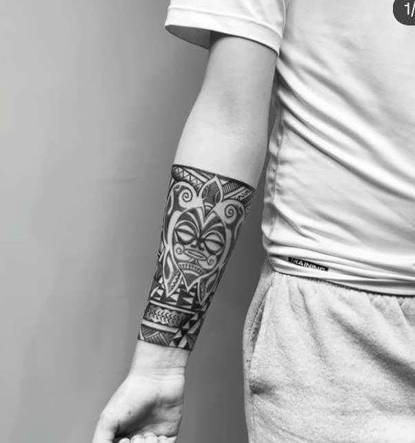 Tiki polinesio · antebrazo · 8h, tatuaje realizado por Leo Martínez en A Sailor's Grave Tattoo Barcelona.