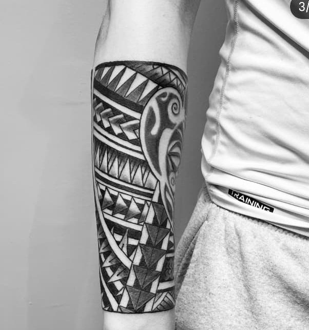 Polinesio mixto · pierna, tatuaje realizado por Leo Martínez en A Sailor's Grave Tattoo Barcelona.