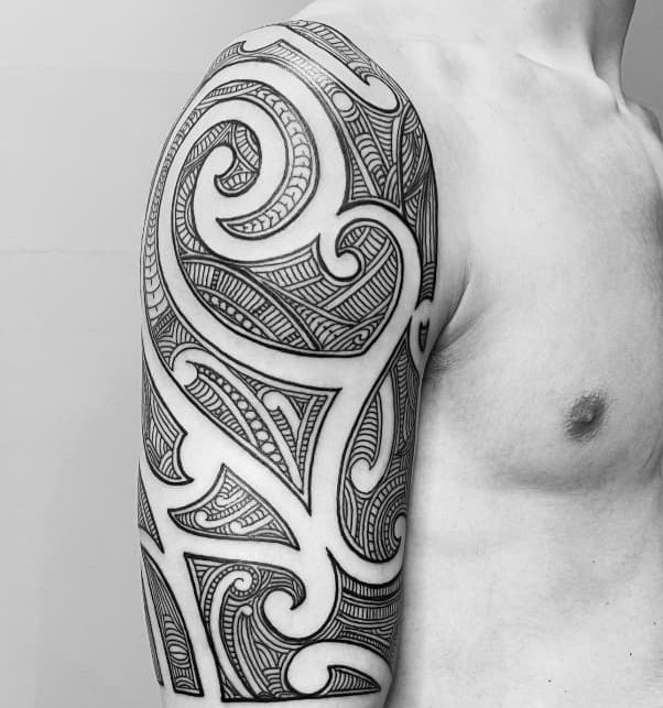 Manga maorí · espirales koru, tatuaje realizado por Leo Martínez en A Sailor's Grave Tattoo Barcelona.