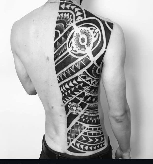 Espalda · polinesio simétrico, tatuaje realizado por Leo Martínez en A Sailor's Grave Tattoo Barcelona.