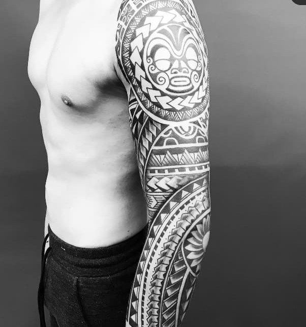 Manga polinesia · brazo completo, tatuaje realizado por Leo Martínez en A Sailor's Grave Tattoo Barcelona.