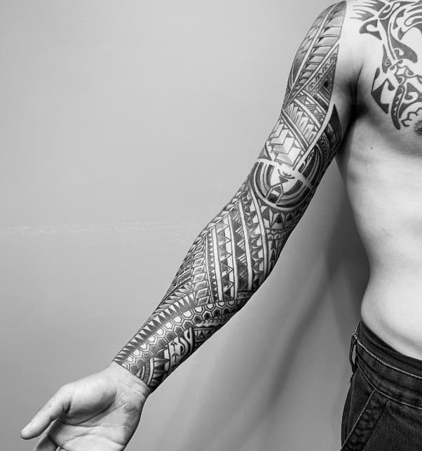 Polinesio · cuerpo lateral, tatuaje realizado por Leo Martínez en A Sailor's Grave Tattoo Barcelona.