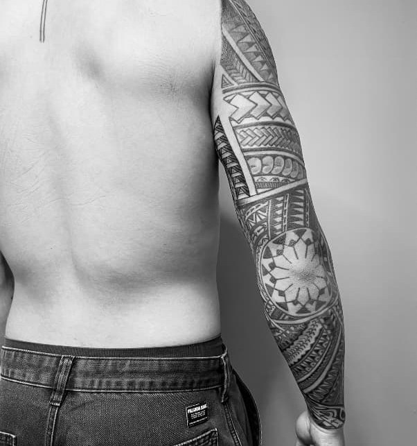 Manga polinesia · densidad enata, tatuaje realizado por Leo Martínez en A Sailor's Grave Tattoo Barcelona.