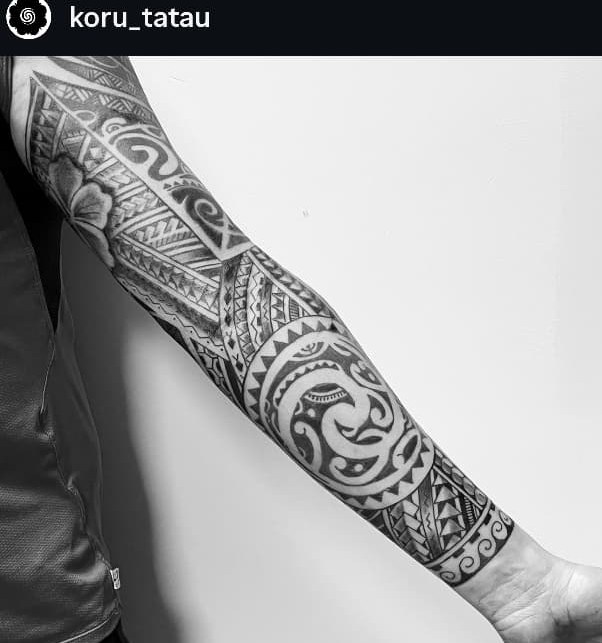 Manga maorí con tiki · brazo entero, tatuaje realizado por Leo Martínez en A Sailor's Grave Tattoo Barcelona.