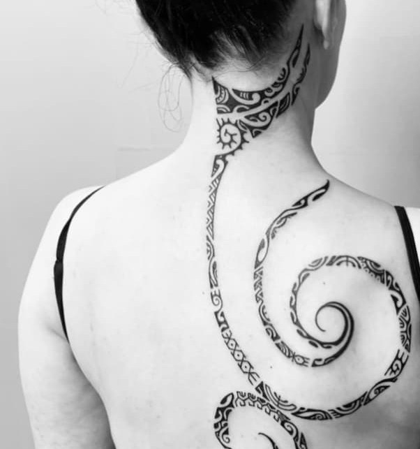 Tā moko de cuello · espiral en espalda, tatuaje realizado por Leo Martínez en A Sailor's Grave Tattoo Barcelona.