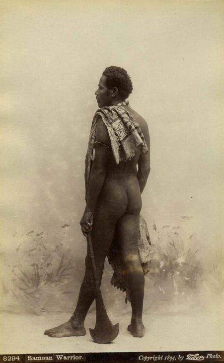 Guerrero samoano fotografiado por Taber en 1894, mostrando el pe'a tradicional