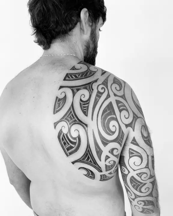 Tatuaje tribal maorí en espalda, diseñado a mano alzada por Leo Martínez en A Sailor's Grave Tattoo, Granollers (Barcelona).