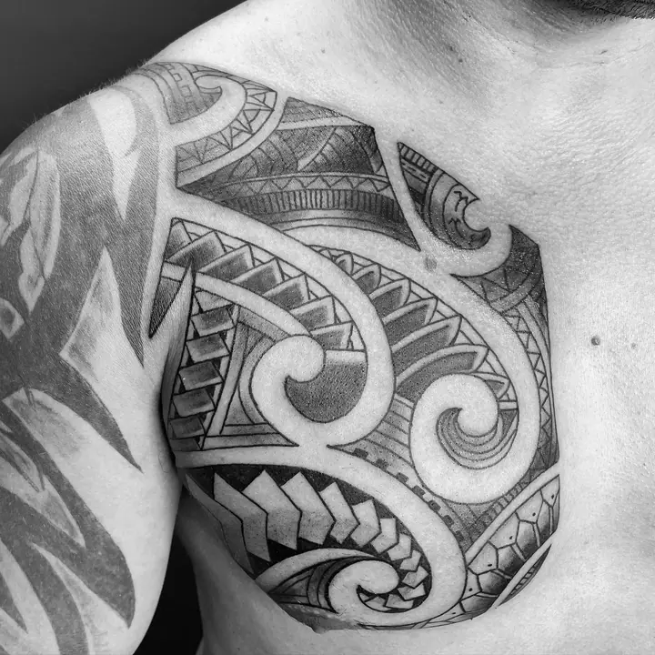 Tatuaje tribal maorí en pecho, diseñado a mano alzada por Leo Martínez en A Sailor's Grave Tattoo, Granollers (Barcelona).