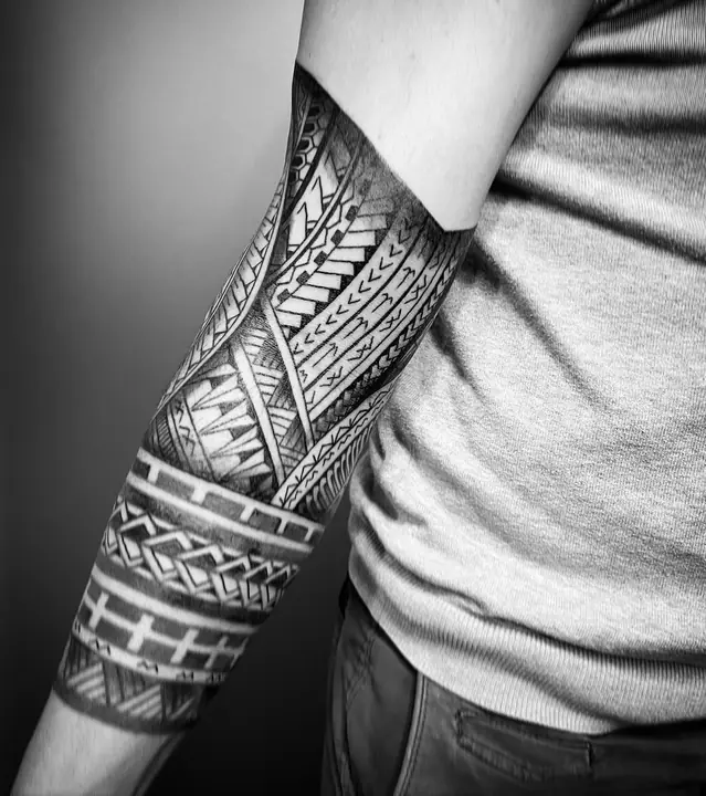 Tatuaje tribal polinesio en antebrazo, diseñado a mano alzada por Leo Martínez en A Sailor's Grave Tattoo, Granollers (Barcelona).