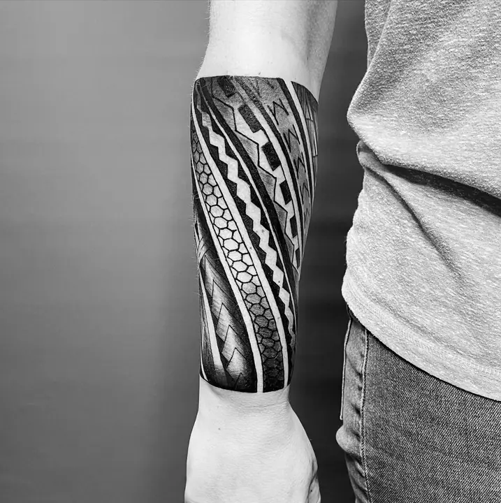 Tatuaje tribal polinesio en antebrazo, diseñado a mano alzada por Leo Martínez en A Sailor's Grave Tattoo, Granollers (Barcelona).