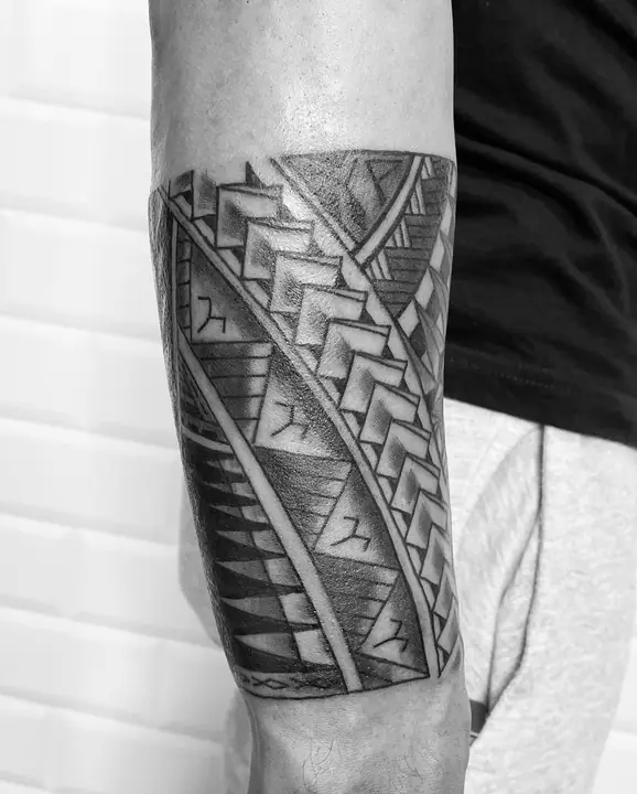 Tatuaje tribal polinesio en antebrazo, diseñado a mano alzada por Leo Martínez en A Sailor's Grave Tattoo, Granollers (Barcelona).