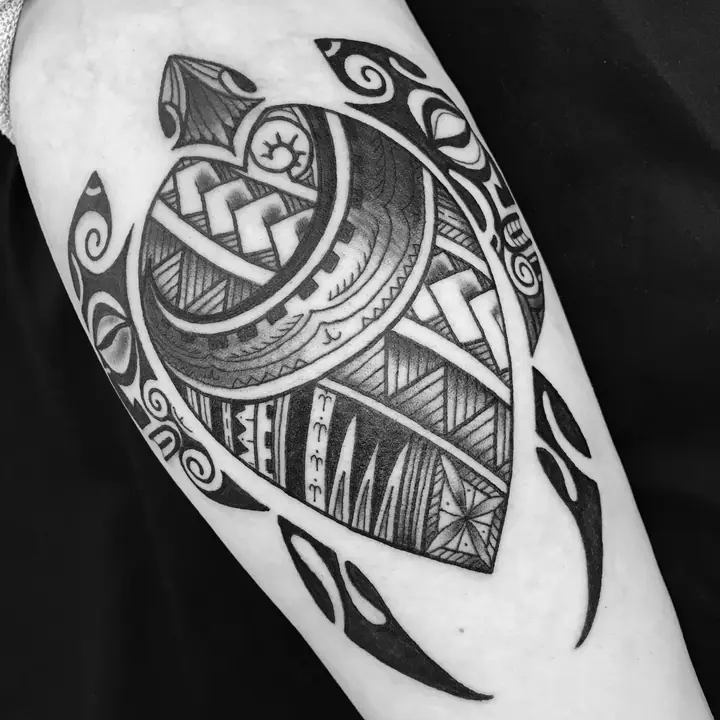 Tatuaje tribal polinesio en antebrazo, diseñado a mano alzada por Leo Martínez en A Sailor's Grave Tattoo, Granollers (Barcelona).