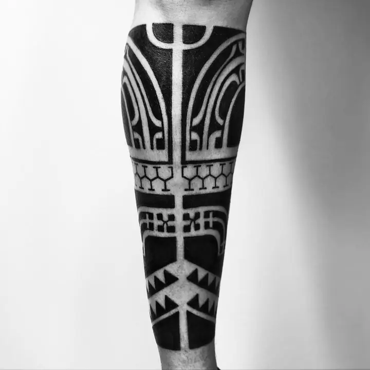Tatuaje tribal polinesio en antebrazo, diseñado a mano alzada por Leo Martínez en A Sailor's Grave Tattoo, Granollers (Barcelona).