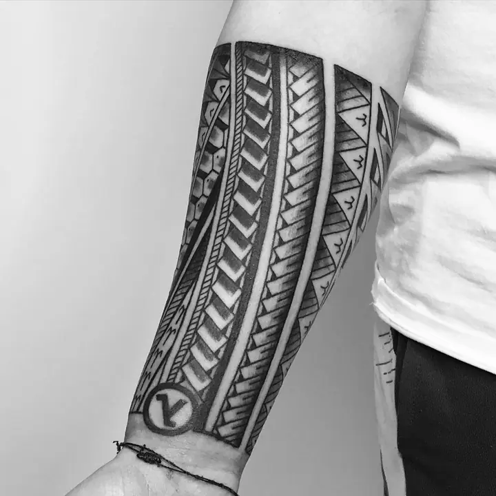 Tatuaje tribal polinesio en antebrazo, diseñado a mano alzada por Leo Martínez en A Sailor's Grave Tattoo, Granollers (Barcelona).