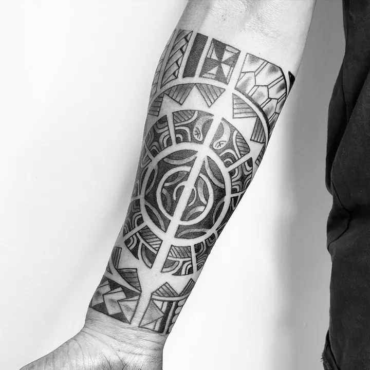 Tatuaje tribal polinesio en antebrazo, diseñado a mano alzada por Leo Martínez en A Sailor's Grave Tattoo, Granollers (Barcelona).