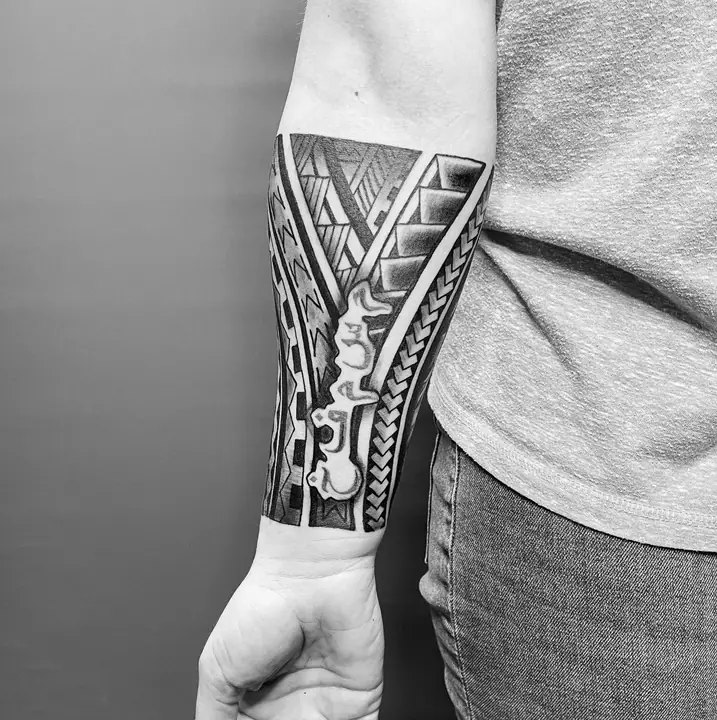 Tatuaje tribal polinesio en antebrazo, diseñado a mano alzada por Leo Martínez en A Sailor's Grave Tattoo, Granollers (Barcelona).
