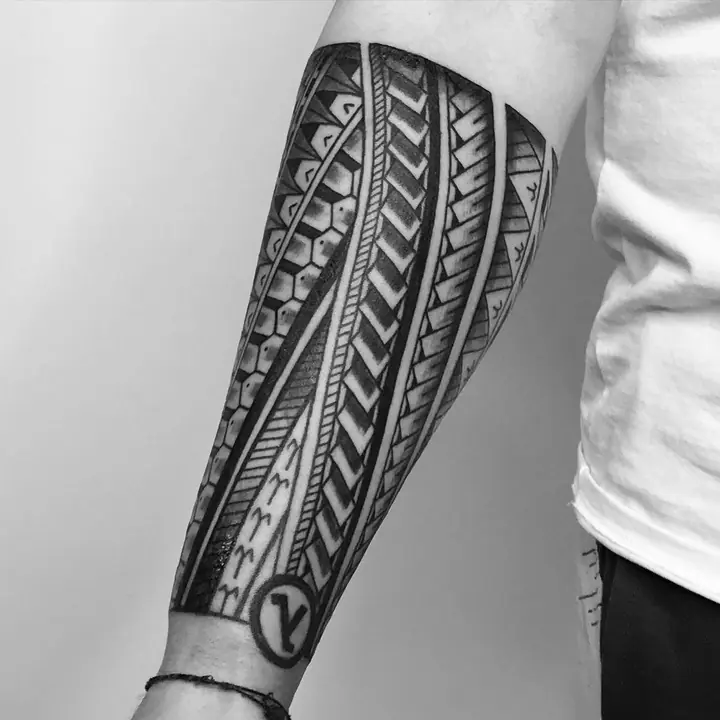 Tatuaje tribal polinesio en antebrazo, diseñado a mano alzada por Leo Martínez en A Sailor's Grave Tattoo, Granollers (Barcelona).