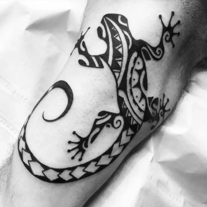 Tatuaje tribal polinesio en antebrazo, diseñado a mano alzada por Leo Martínez en A Sailor's Grave Tattoo, Granollers (Barcelona).
