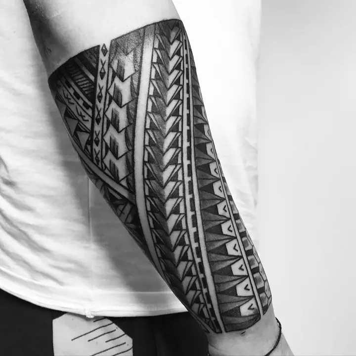Tatuaje tribal polinesio en antebrazo, diseñado a mano alzada por Leo Martínez en A Sailor's Grave Tattoo, Granollers (Barcelona).