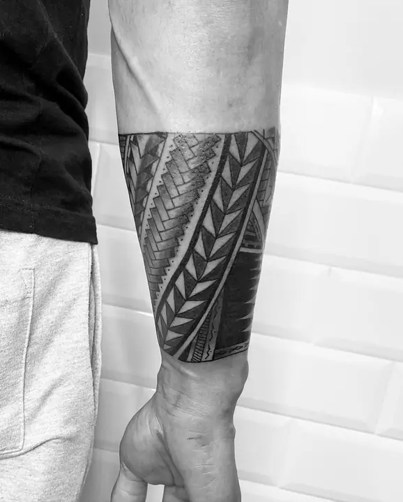 Tatuaje tribal polinesio en antebrazo, diseñado a mano alzada por Leo Martínez en A Sailor's Grave Tattoo, Granollers (Barcelona).