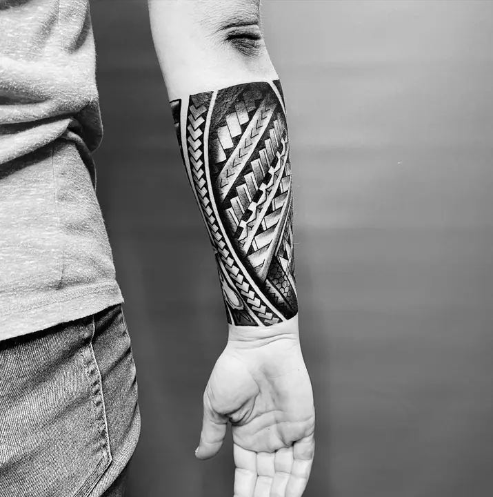 Tatuaje tribal polinesio en antebrazo, diseñado a mano alzada por Leo Martínez en A Sailor's Grave Tattoo, Granollers (Barcelona).