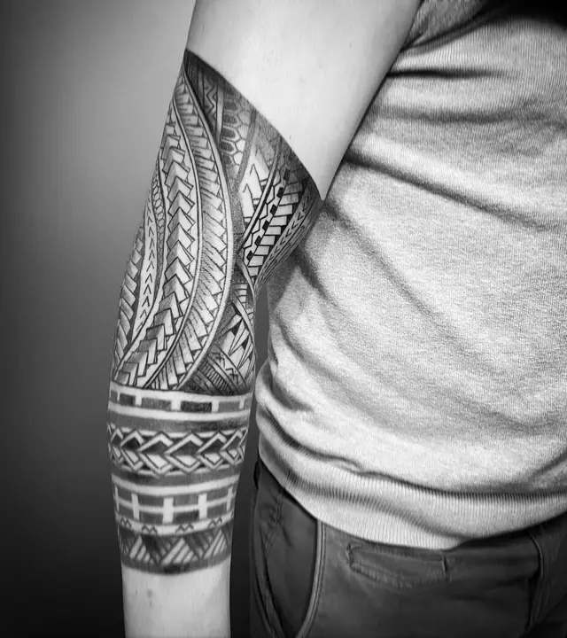 Tatuaje tribal polinesio en antebrazo, diseñado a mano alzada por Leo Martínez en A Sailor's Grave Tattoo, Granollers (Barcelona).