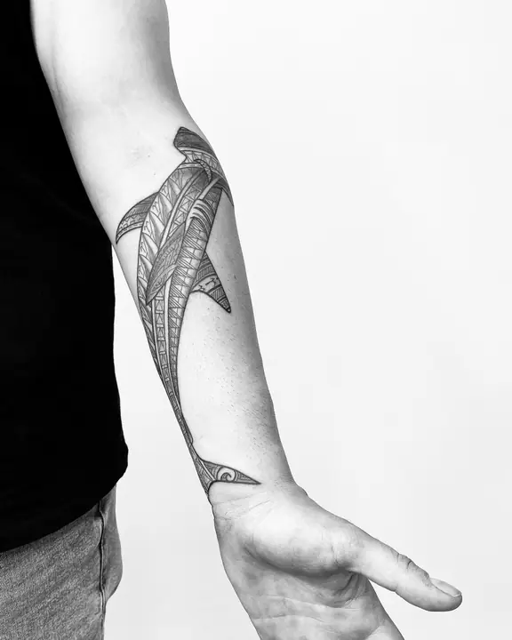 Tatuaje tribal polinesio en antebrazo, diseñado a mano alzada por Leo Martínez en A Sailor's Grave Tattoo, Granollers (Barcelona).