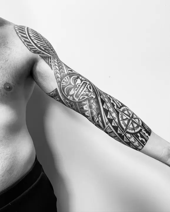 Tatuaje tribal polinesio en antebrazo, diseñado a mano alzada por Leo Martínez en A Sailor's Grave Tattoo, Granollers (Barcelona).