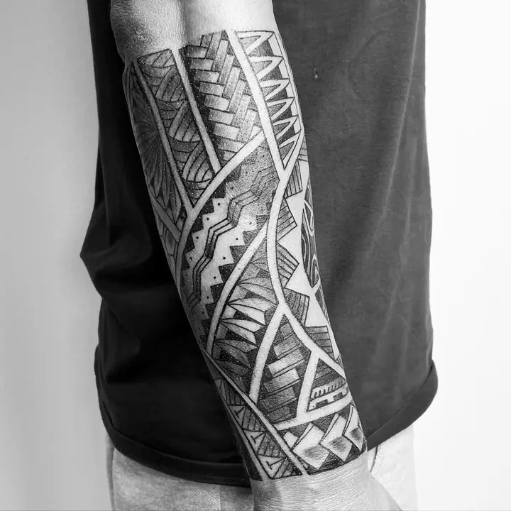 Tatuaje tribal polinesio en antebrazo, diseñado a mano alzada por Leo Martínez en A Sailor's Grave Tattoo, Granollers (Barcelona).