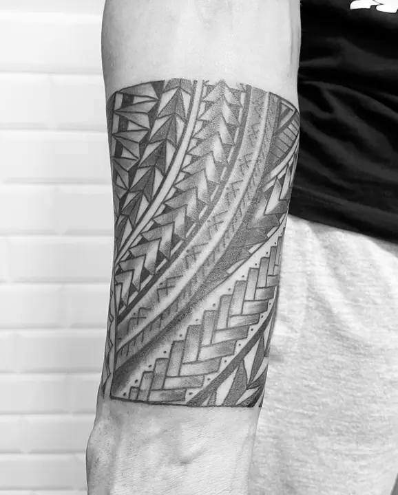 Tatuaje tribal polinesio en brazalete de brazo, diseñado a mano alzada por Leo Martínez en A Sailor's Grave Tattoo, Granollers (Barcelona).