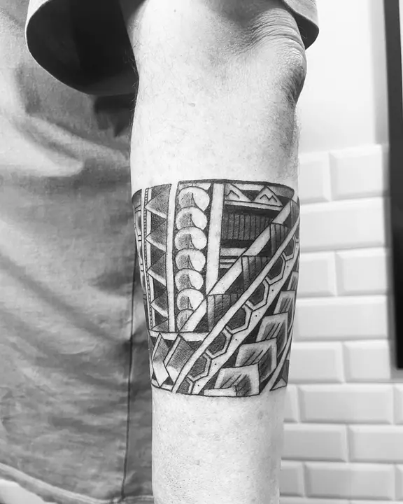Tatuaje tribal polinesio en brazalete de brazo, diseñado a mano alzada por Leo Martínez en A Sailor's Grave Tattoo, Granollers (Barcelona).