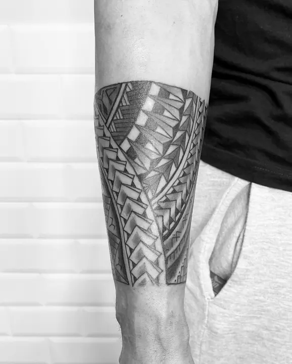 Tatuaje tribal polinesio en brazalete de brazo, diseñado a mano alzada por Leo Martínez en A Sailor's Grave Tattoo, Granollers (Barcelona).