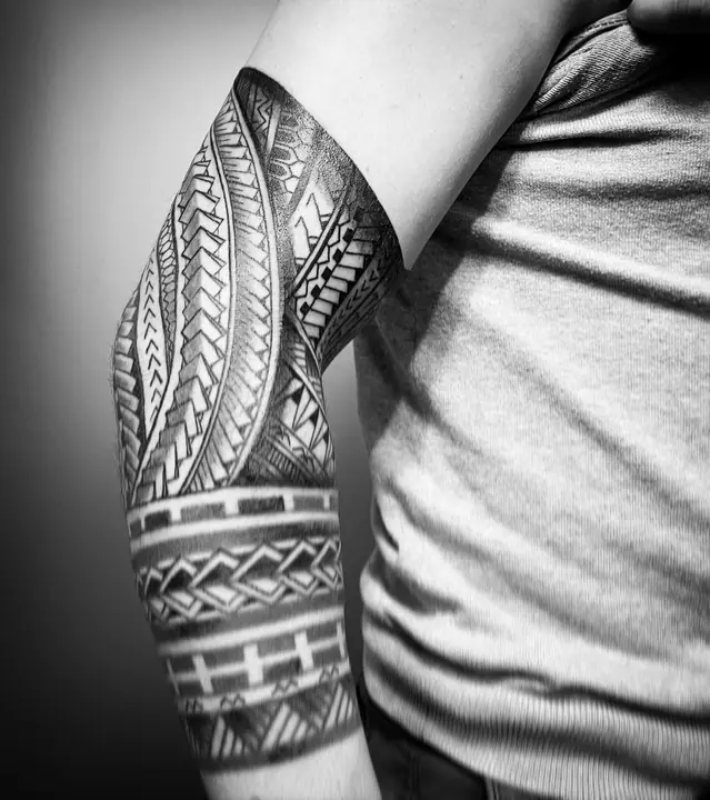 Tatuaje tribal polinesio en brazalete de brazo, diseñado a mano alzada por Leo Martínez en A Sailor's Grave Tattoo, Granollers (Barcelona).