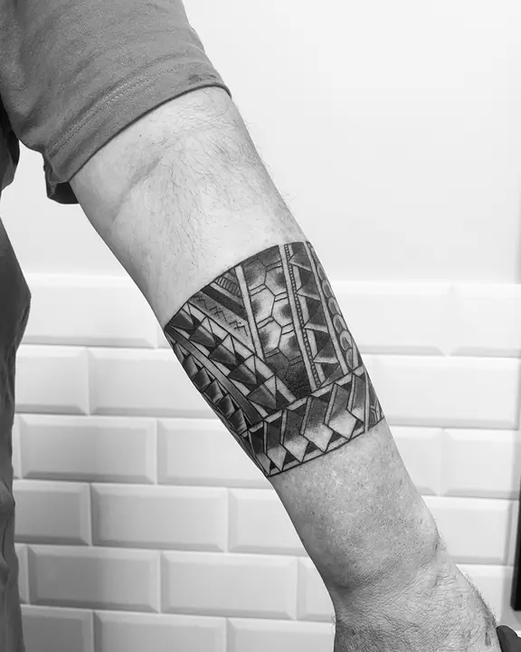 Tatuaje tribal polinesio en brazalete de brazo, diseñado a mano alzada por Leo Martínez en A Sailor's Grave Tattoo, Granollers (Barcelona).