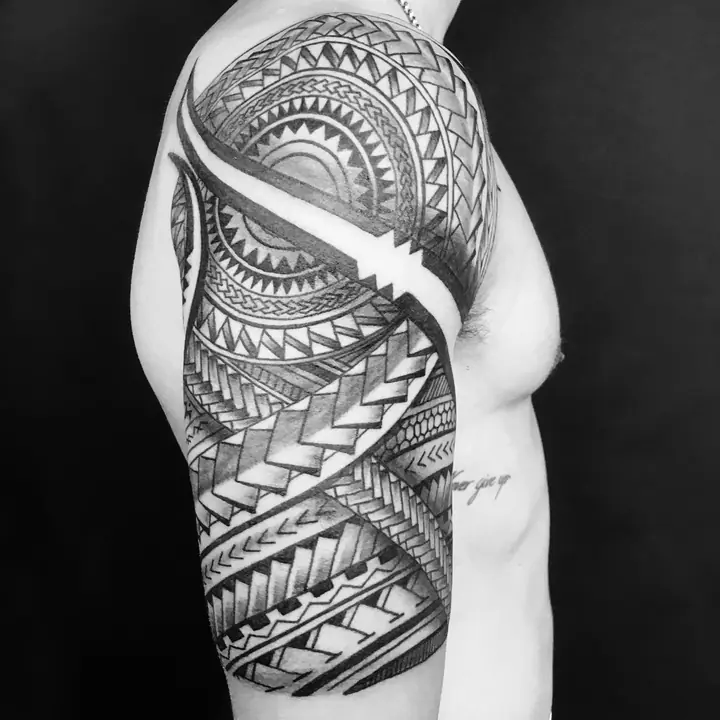 Tatuaje tribal polinesio en costado, diseñado a mano alzada por Leo Martínez en A Sailor's Grave Tattoo, Granollers (Barcelona).