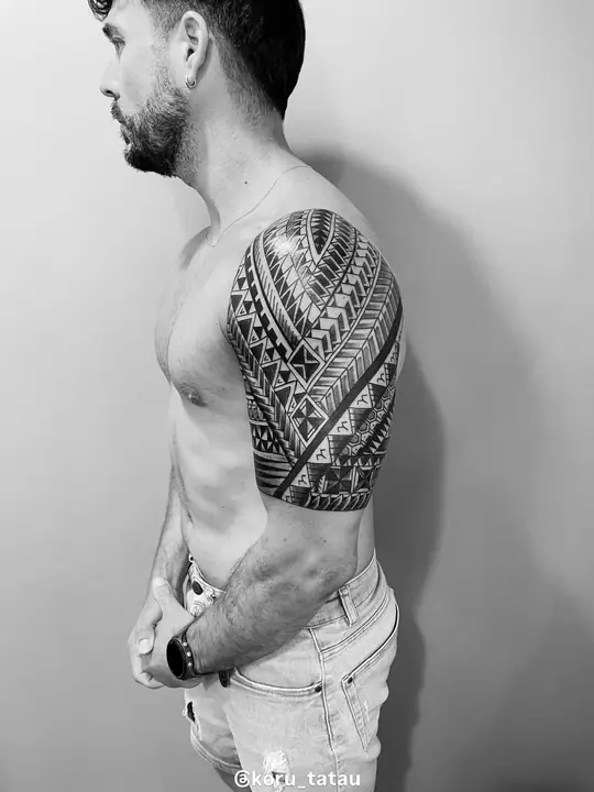 Tatuaje tribal polinesio en costado, diseñado a mano alzada por Leo Martínez en A Sailor's Grave Tattoo, Granollers (Barcelona).