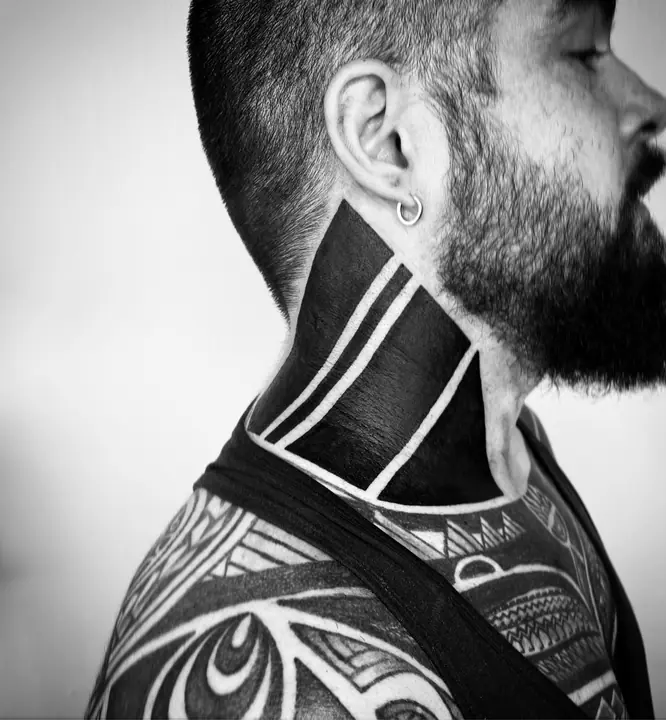 Tatuaje tribal polinesio en cuello, diseñado a mano alzada por Leo Martínez en A Sailor's Grave Tattoo, Granollers (Barcelona).