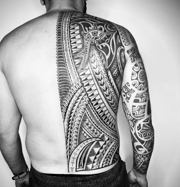 Tatuaje tribal polinesio en espalda, diseñado a mano alzada por Leo Martínez en A Sailor's Grave Tattoo, Granollers (Barcelona).
