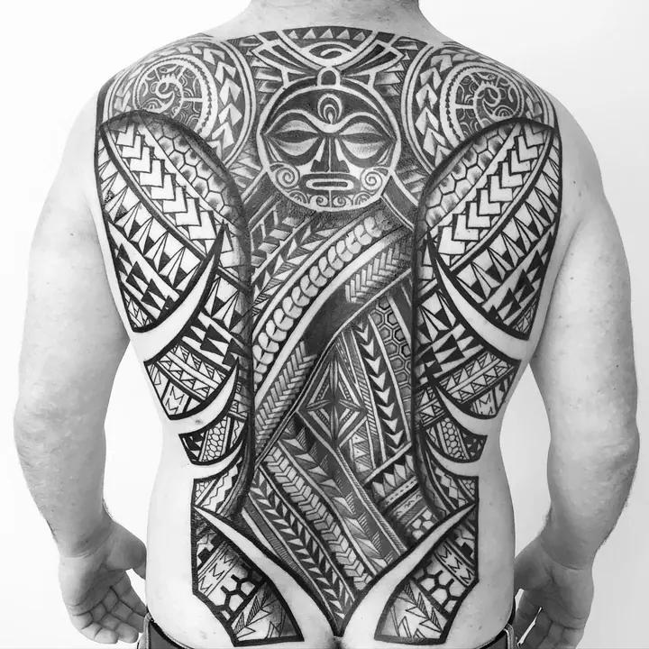 Tatuaje tribal polinesio en espalda, diseñado a mano alzada por Leo Martínez en A Sailor's Grave Tattoo, Granollers (Barcelona).