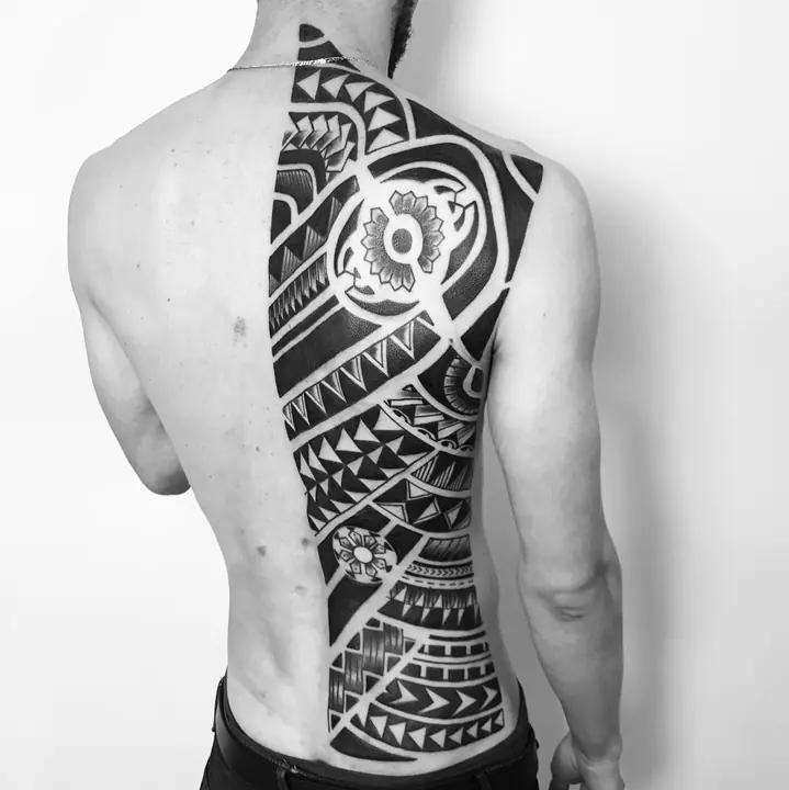 Tatuaje tribal polinesio en espalda, diseñado a mano alzada por Leo Martínez en A Sailor's Grave Tattoo, Granollers (Barcelona).