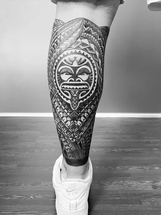 Tatuaje tribal polinesio en gemelo, diseñado a mano alzada por Leo Martínez en A Sailor's Grave Tattoo, Granollers (Barcelona).