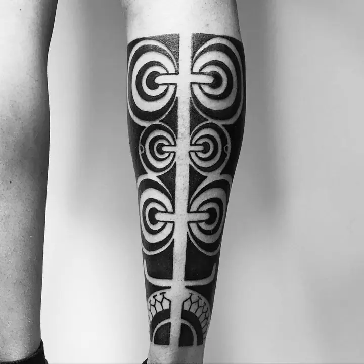 Tatuaje tribal polinesio en gemelo, diseñado a mano alzada por Leo Martínez en A Sailor's Grave Tattoo, Granollers (Barcelona).
