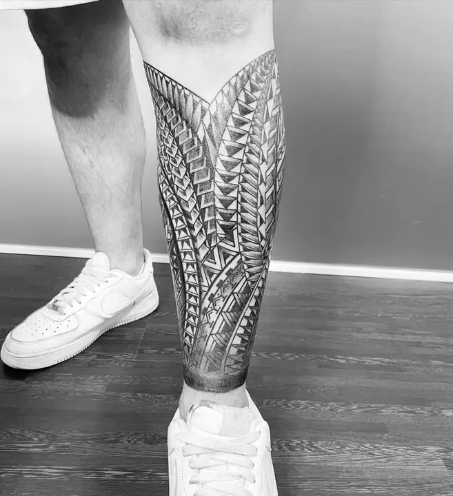 Tatuaje tribal polinesio en gemelo, diseñado a mano alzada por Leo Martínez en A Sailor's Grave Tattoo, Granollers (Barcelona).