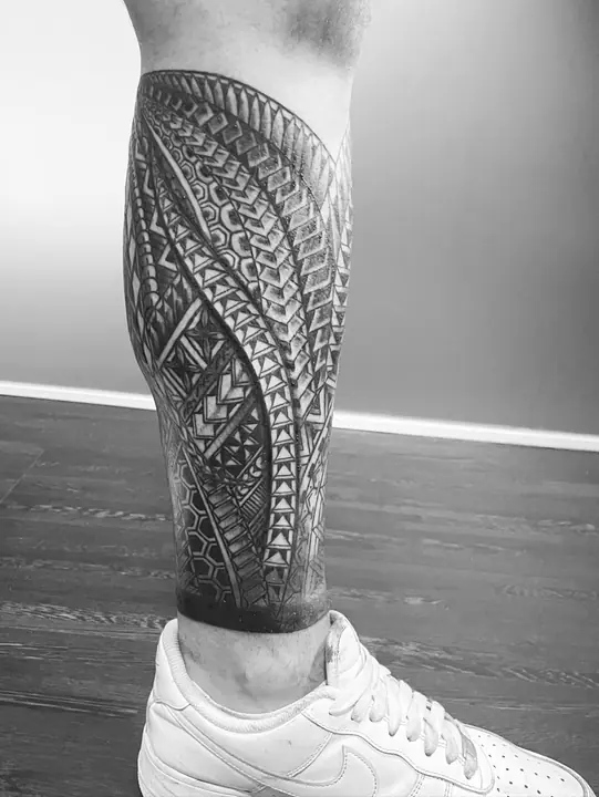 Tatuaje tribal polinesio en gemelo, diseñado a mano alzada por Leo Martínez en A Sailor's Grave Tattoo, Granollers (Barcelona).
