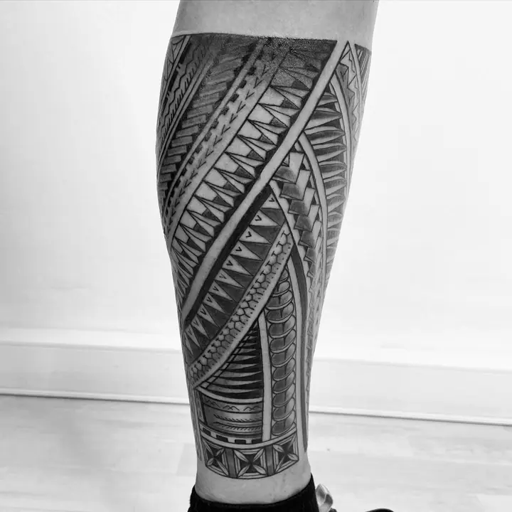 Tatuaje tribal polinesio en gemelo, diseñado a mano alzada por Leo Martínez en A Sailor's Grave Tattoo, Granollers (Barcelona).
