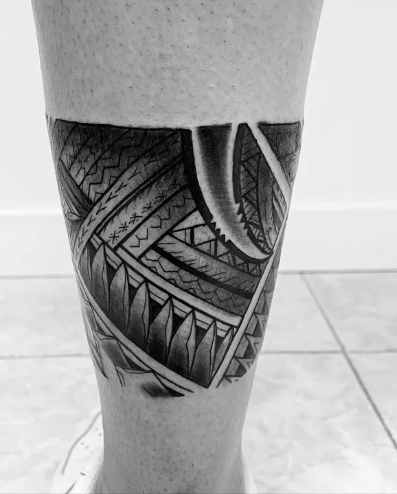 Tatuaje tribal polinesio en gemelo, diseñado a mano alzada por Leo Martínez en A Sailor's Grave Tattoo, Granollers (Barcelona).