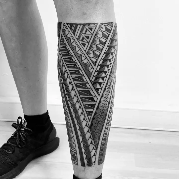 Tatuaje tribal polinesio en gemelo, diseñado a mano alzada por Leo Martínez en A Sailor's Grave Tattoo, Granollers (Barcelona).
