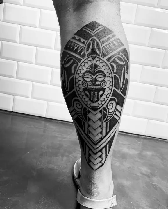 Tatuaje tribal polinesio en gemelo, diseñado a mano alzada por Leo Martínez en A Sailor's Grave Tattoo, Granollers (Barcelona).