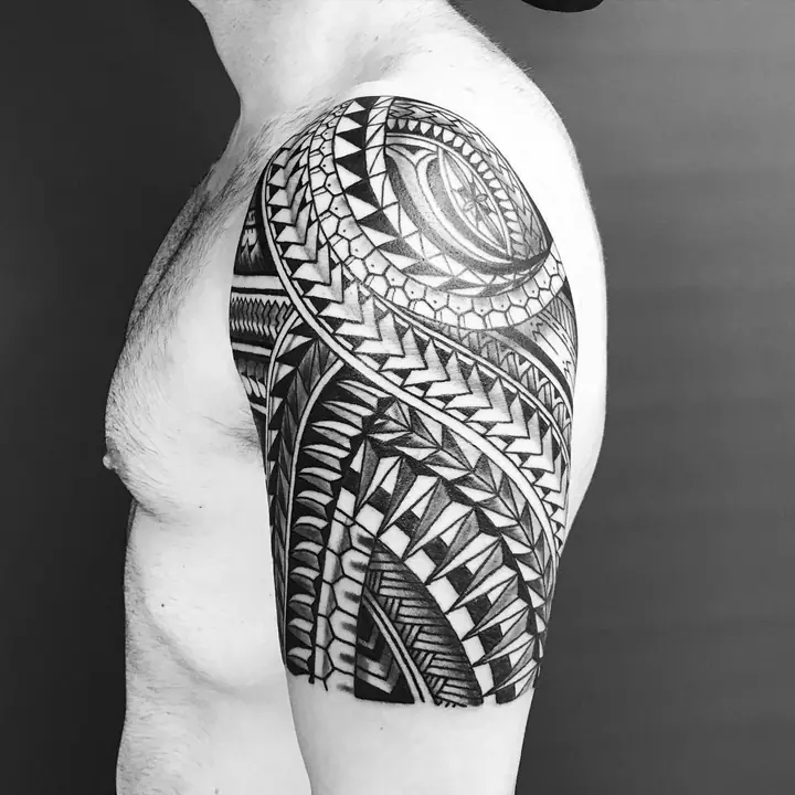 Tatuaje tribal polinesio en hombro y brazo, diseñado a mano alzada por Leo Martínez en A Sailor's Grave Tattoo, Granollers (Barcelona).