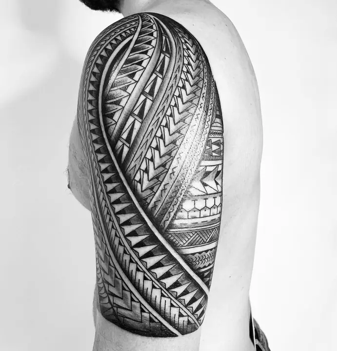 Tatuaje tribal polinesio en hombro y brazo, diseñado a mano alzada por Leo Martínez en A Sailor's Grave Tattoo, Granollers (Barcelona).